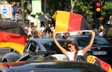 Berlin  Fussballfans feiern auf dem Kurfuerstendamm