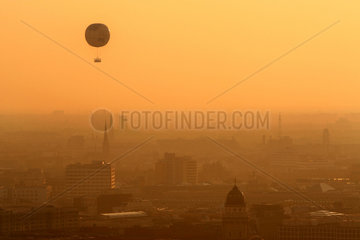 Berlin  Highflyer Ballon im Sonnenuntergang