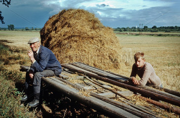 Portrait eines Bauern mit seinem Enkel  Polen