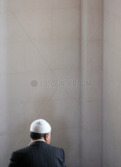 Muslim betet in der Sehitlik Moschee