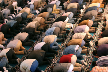 Berlin  Muslime beten in der Sehitlik Moschee