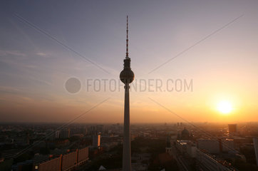Berlin  Fernsehturm im Sonnenuntergang