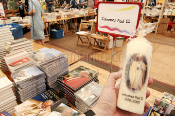 Buecher und bedruckte Kerzen von Johannes Paul II.