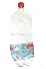Leere  zerknuellte Plastikpfandflasche