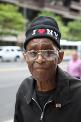 New York City  USA  alter Mann mit Muetze im Portrait