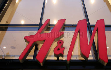 Logo an einem Geschaeft der Modekette H&M