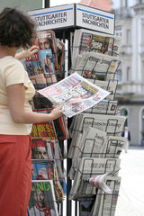 Esslingen  junge Frau vor einem Zeitungsstaender