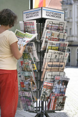 Esslingen  junge Frau vor einem Zeitungsstaender