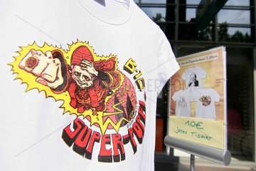 Kunstvoll bedrucktes T-Shirt mit Karikatur von Papst Benedikt XVI.