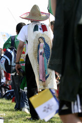 XX. Weltjugendtag  Koeln  2005 - Pilger mit einer Marienfigur auf seinem Umhang