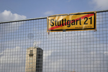 Stuttgart  Deutschland  Bauzaun mit Anti-Stuttgart 21-Schild am Hauptbahnhof