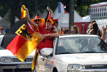 Berlin  Fussballfans feiern auf dem Kurfuerstendamm