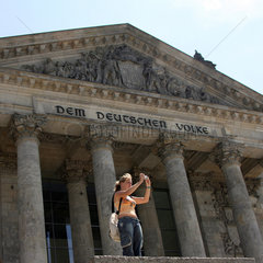 Berlin  Touristin vor dem Bundestag