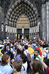 XX. Weltjugendtag  Koeln  2005 - Jugendliche Pilger vor dem Koelner Doms