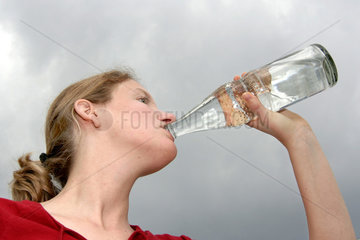 Esslingen  junge Frau trinkt aus einer Wasserflasche