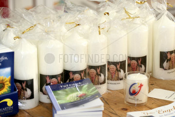 Kerzen mit einem Foto von Papst Benedikt XVI.