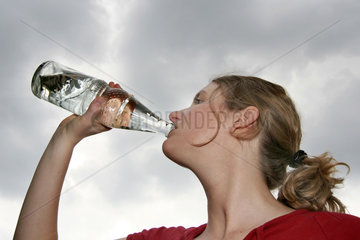 Esslingen  junge Frau trinkt aus einer Wasserflasche