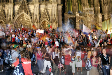 XX. Weltjugendtag  Koeln  2005 - Jugendliche Pilger vor dem Koelner Dom