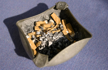 Aschenbecher mit Zigarettenstummeln
