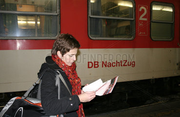 Florenz  Frau mit einem Ticket vor einem Nachtzug