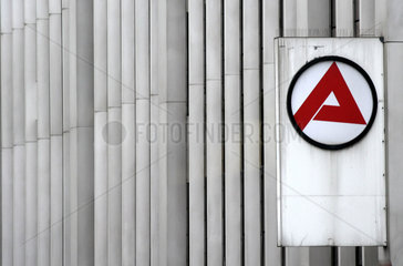 Stuttgart  Arbeitsamt-Logo an einer Betonmauer