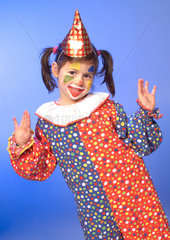 Maedchen als Clown verkleidet