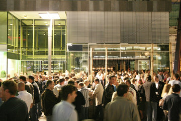Stuttgart  Menschenmenge vor einer Kneipe am Kunstmuseum