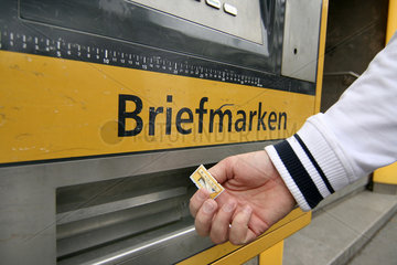 Koeln  Mann kauft Briefmarken am Postautomaten