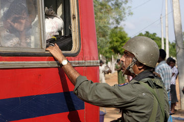Batticaloa  Sri Lanka  Resettlement von IDPs mit Bussen
