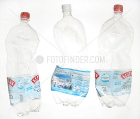 Leere  zerknuellte Plastikpfandflasche