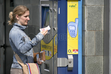 Esslingen  junge Frau beim Kauf einer Handykarte am Automaten