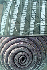 Grossbildmonitor an Glasfassade