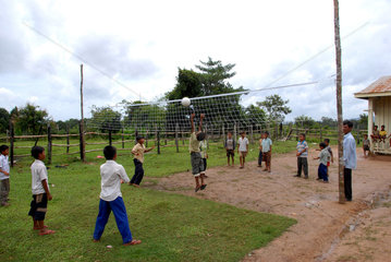 Pum Chikha  Kambodscha  kambodschanisch  Jungs spielen Volleyball an einer Schule