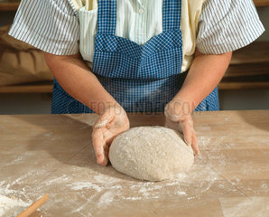 Baecker beim Brot backen