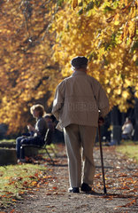 Stuttgart  Alter Mann beim Herbstspaziergang