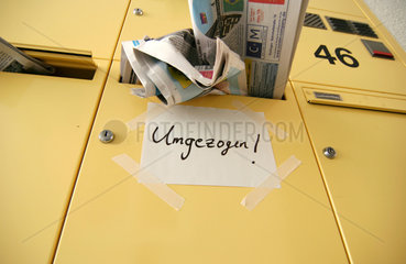 Gelbe Briefkaesten  einer mit der Aufschrift -Umgezogen-