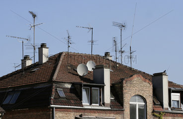 Antennen auf einem Hausdach