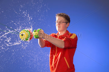 Junge mit einem Wasserspielzeug