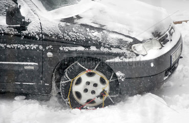 Auto mit Schneeketten