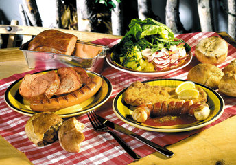 Schnitzel  Currywurst und Leberkaes mit Salat