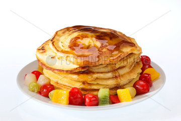 Pancakes mit Ahornsirup und Fruechten