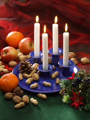 Weihnachtsdekoration mit Kerzen