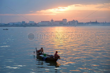 Phnom Penh  Kambodscha  ein Fischerboot im Sonnenuntergang auf dem Mekong