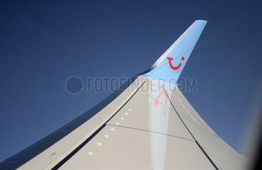 Symbolfoto  Tragflaeche eines Flugzeugs von TUI