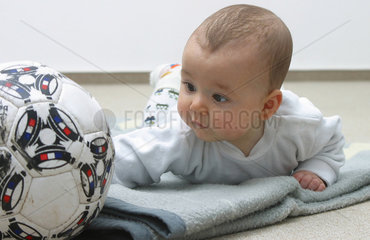 Baby mit Fussball
