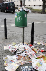 Ueberfuellter Abfalleimer an einer Strasse  Mannheim