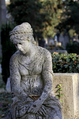 Frauenstatue im Pragfriedhof  Stuttgart