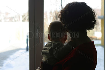 Mutter mit Kind am Fenster