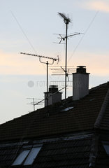 Antennen auf einem Hausdach