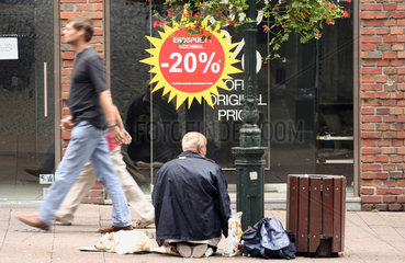 Aachen  Obdachloser in einer Einkaufsstrasse